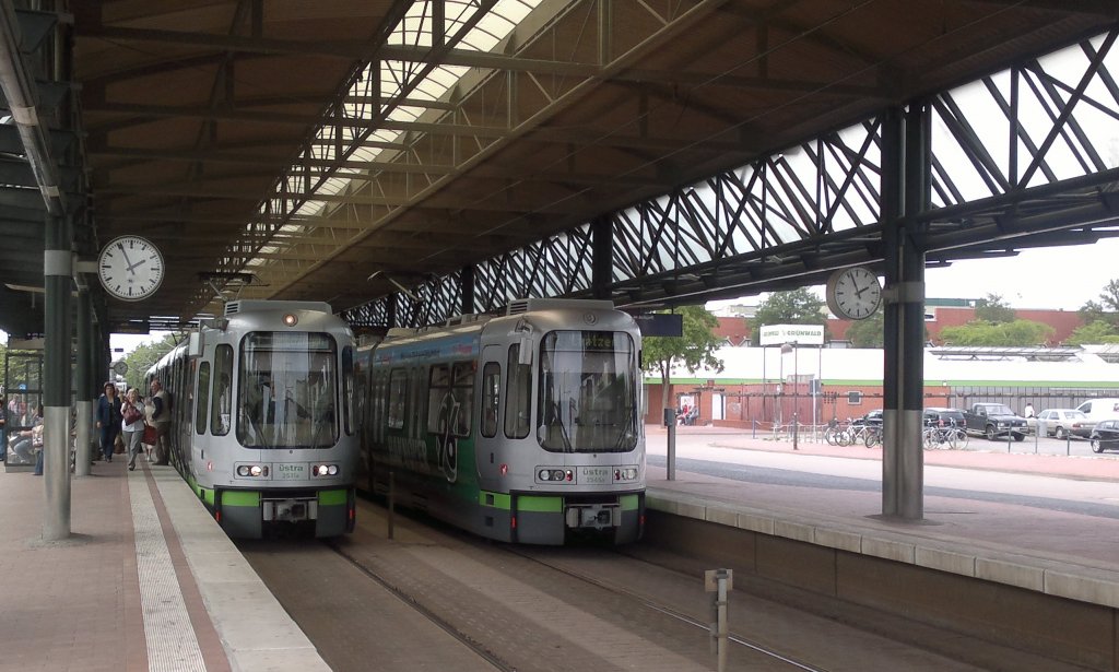 Zwei TW 2500 traffen sich am 10.06.2011 an der Halltestelle Langenhagen/Cenrtum in Langenhagen.