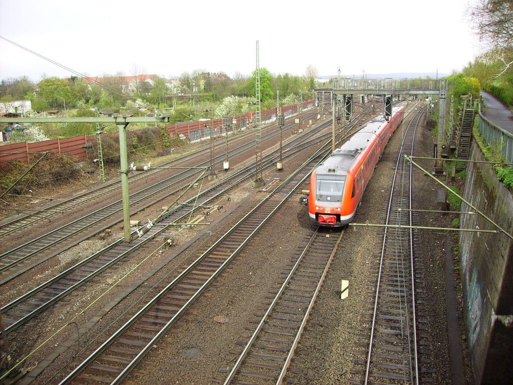 Zwei unbekannt gebliebene 612 von DB Regio sind am 21.04.2012 an der Berliner Brcke in Kassel Richtung Wilhelmshhe unterwegs.