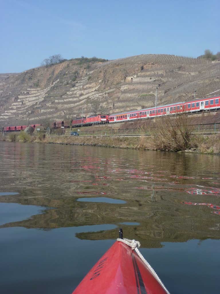 Zwei unbekannte 189er ziehen einen Schttgutzug entlang der Mosel in Richtung Koblenz und begegnen einem Regionalzug nach Trier. Aufgenommen am 27.3.2012 bei Winningen.