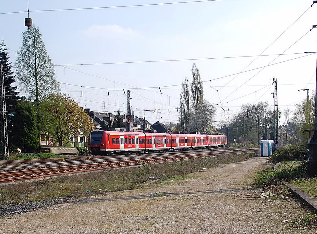 Zwei unbekannte 425 kommen hier aus Odenkirchen in den Rheydter Hbf eingefahren als RE8 aus Koblenz. 8.April2011