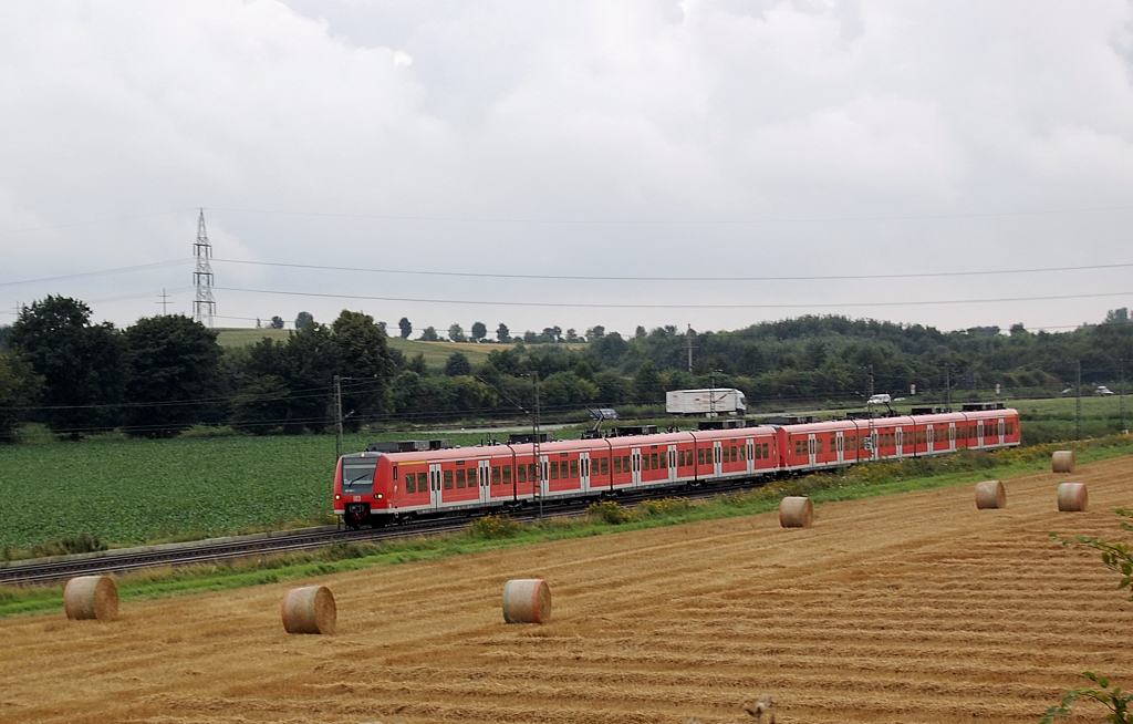 Zwei unbekannte 425er aus Mnchengladbach kommend und nach Koblenz eilende Triebwagen auf der RE8 bei Grevenbroich Noithausen. 8.8.2008