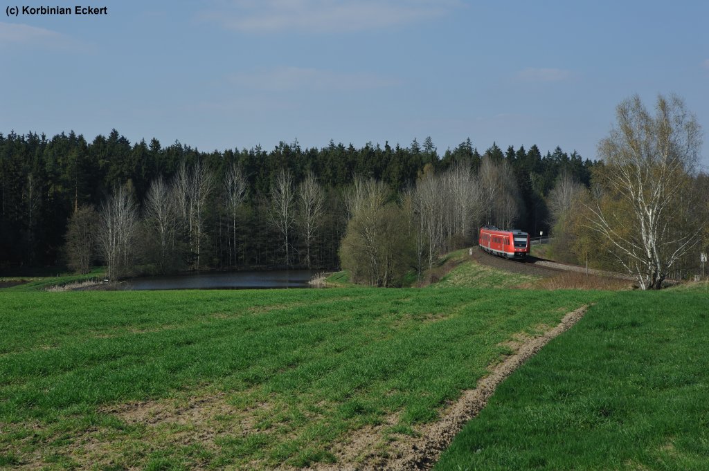 Zwei unbekannte 612er mit dem RE 3697 (+5) von Gera nach Regensburg zwischen Wiesau (Oberpf) und Pechbrunn, 18.04.2011