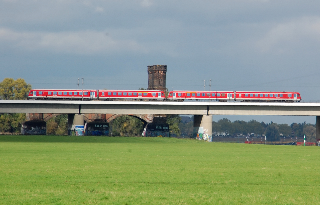 Zwei unbekannte 628/928 Einheiten kommen aus Richtung Neuss gefahren, auf der Rheinbrcke nach Dsseldorf Hamm. Im Hintergrund ist der Rest der alten Brcke zu erkennen. 