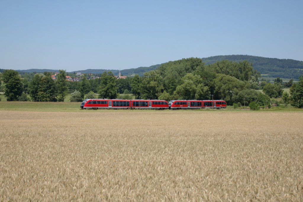 Zwei unbekannte 642 als RB 58733 Nrnberg-Nordost-Grfenberg,aufgenommen am 27.06.2011 zwischen Forth und Rsselbach.