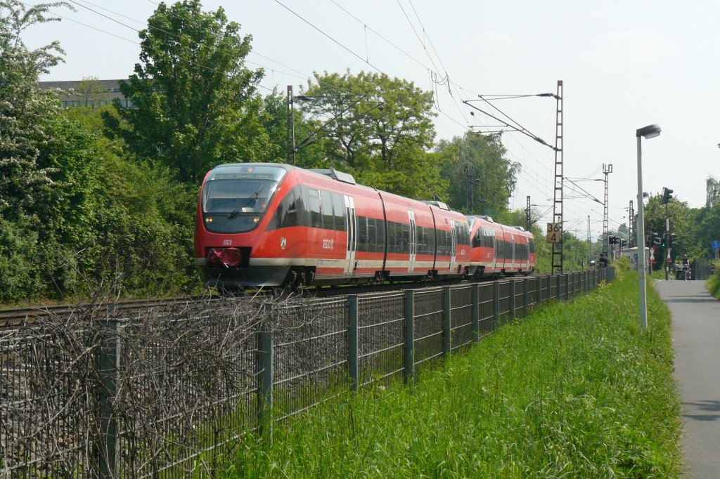 Zwei unbekannte 643 der RB30  Ahrtalbahn  auf dem Weg nach Bonn in Friesdorf. Wenig Spter kam auf der selben RB eine Doppeltraktion 644. Komisch, dass die Bahn da ihre Zge einsetzten kann und dann auf der Voreifelbahn 218 einsetzten muss ;) 29.4.2011