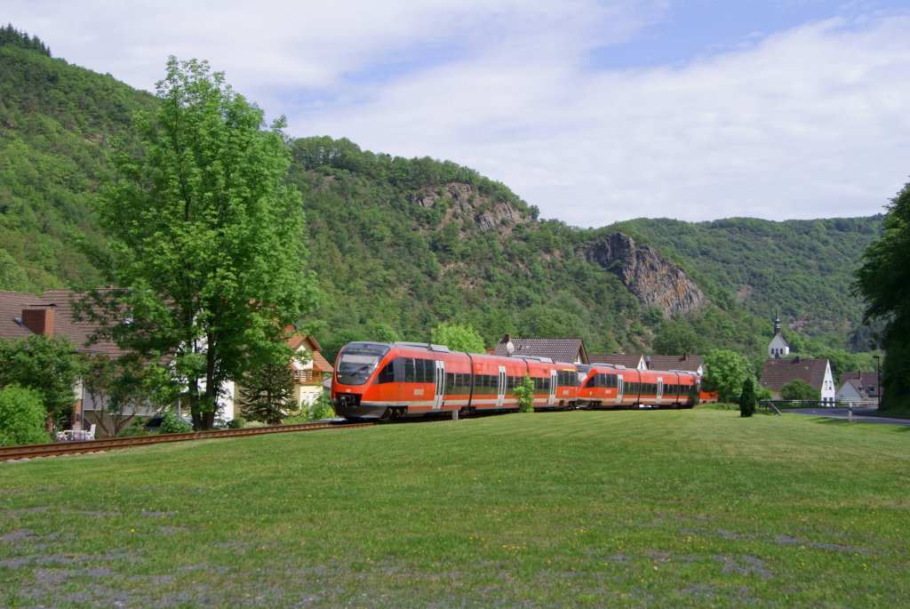 Zwei unbekannte 643er fuhren am 27.05.2012 als RB 30 nach Ahrbrck in den Bahnhof Ahrbrck ein.
