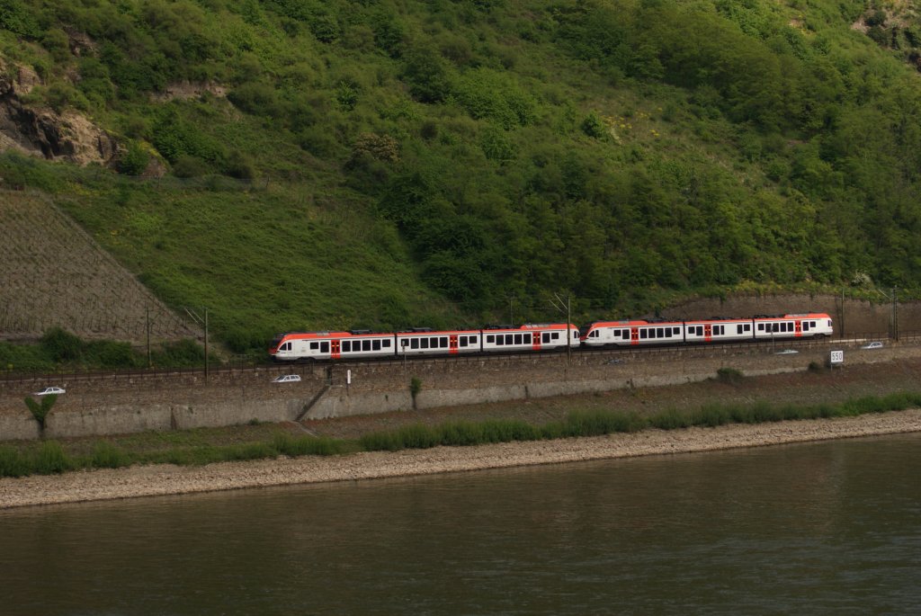 Zwei Unbekannte Vias-Flirts fahren am 1. Mai 2011 auf der rechten Rheinseite durch Oberwesel