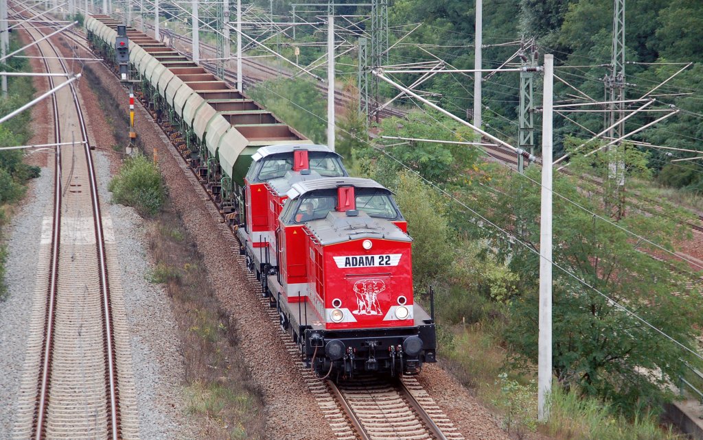Zwei V 100 der Uwe Adam ziehen am 13.08.10 einen leeren Schotterzug durch Holzweissig Richtung Leipzig.