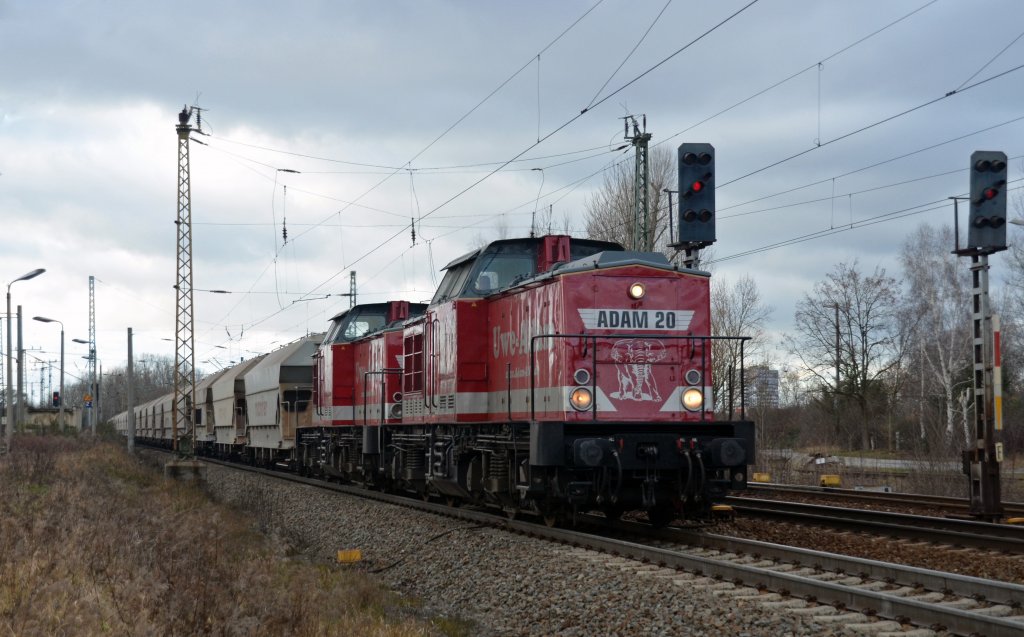 Zwei V 100 von Uwe Adam zogen am 06.01.12 einen Cerealzug durch Leipzig-Thekla Richtung Engelsdorf Rbf. Im Einsatz sind beide Maschinen fr RailTransport.