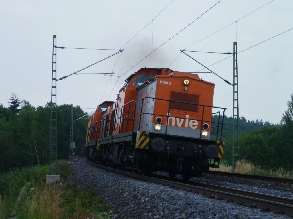 Zwei V100 der hvle Fuhren am 05.07.13 mit dem Container durch Oberjssnitz/V.