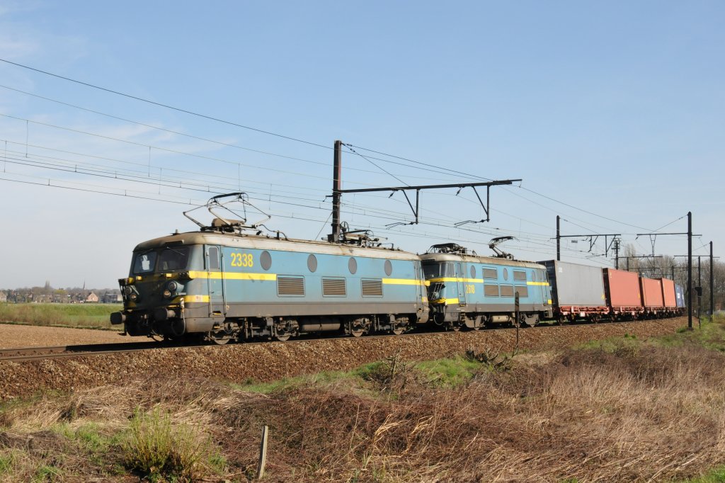 Zwei verschiedene Baureihen in Doppeltraktion : SNCB/NMBS 2338 + 2618 ziehen einen Containerzug durch Ekeren in Richtung Antwerpen. Aufgenommen am 02/04/2011.