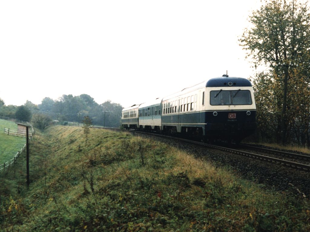 Zwei verschiedene Farben in einer Triebwagen der BR 614. 614 062-6 mit RB 6812 Herzberg-Seesen bei Gittelde (Harz) am 17-10-1997. Bild und scan: Date Jan de Vries.