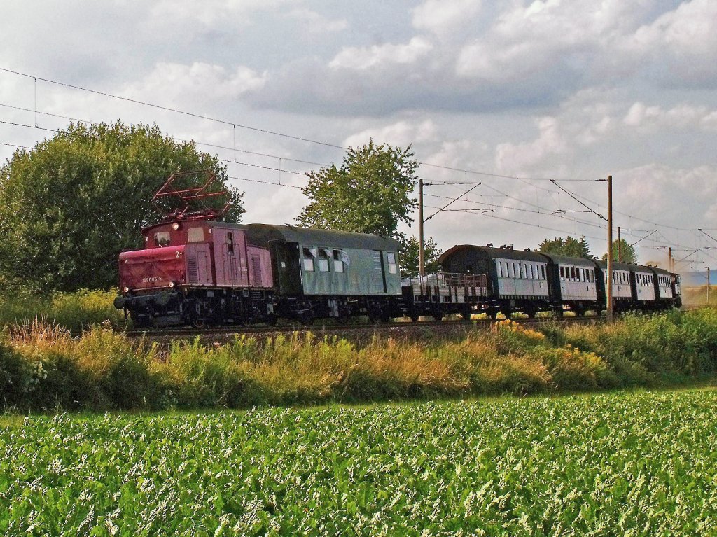 Zwei Versionen dieses Bildes. Die Rckfahrt der 70 083 mit der  berraschung des Tages  169 005 (Version beabeitet vom Dominik Pfeffer)
(Foto entstand am 18.07.2010 in Kfering)