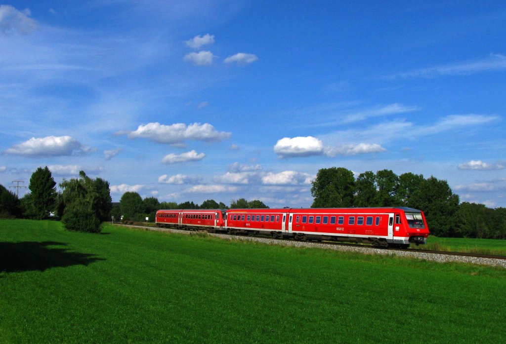 Zwei Vertreter der BR 611 sprinten als IRE 3116 (Ulm Hbf-Basel Bad Bf) bei Otterswang dem Bodensee entgegen. (11.September 2010)