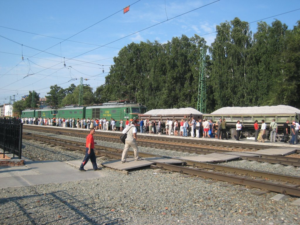 Zwei VL10 Doppelloks mit einem Schttgutzug neben dem Eisenbahnmuseum Novosibirsk am 30.07.2008