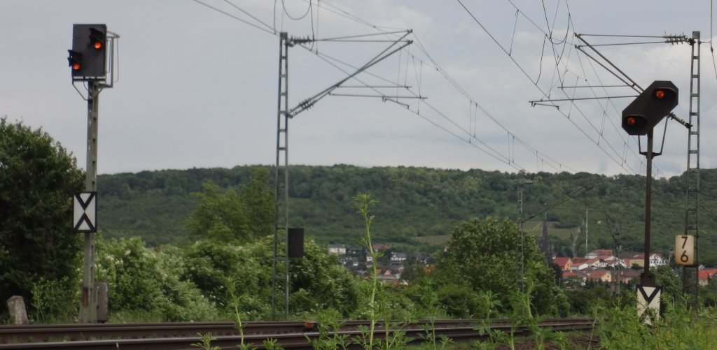 Zwei Vorsignale, das linke HVK, das rechte HV, bei de zeigen Vr0, rahmen den Ort Gau-Algesheim ein. 