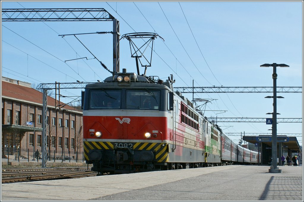 Zwei VR Sr1 mit dem P 32 Moskau - Helsinki beim Halt in Lahti am 30. April 2012.