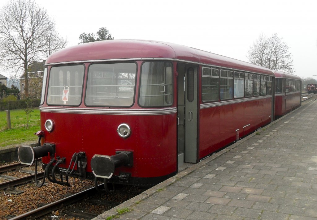 Zwei VT798er Beiwagen im Bahnhof Schin op Geul der ZLSM.Am 27.3.11 war kein VT798 Motorwagen die Zuglok sondern eine ehem. DB Kleinlok Kf III !