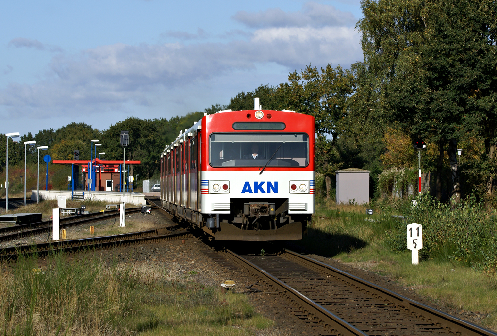 Zwei VTA als A2 nach Norderstedt Mitte am 15.10.2009 bei der Ausfahrt aus dem Bahnhof Ulzburg Sd.