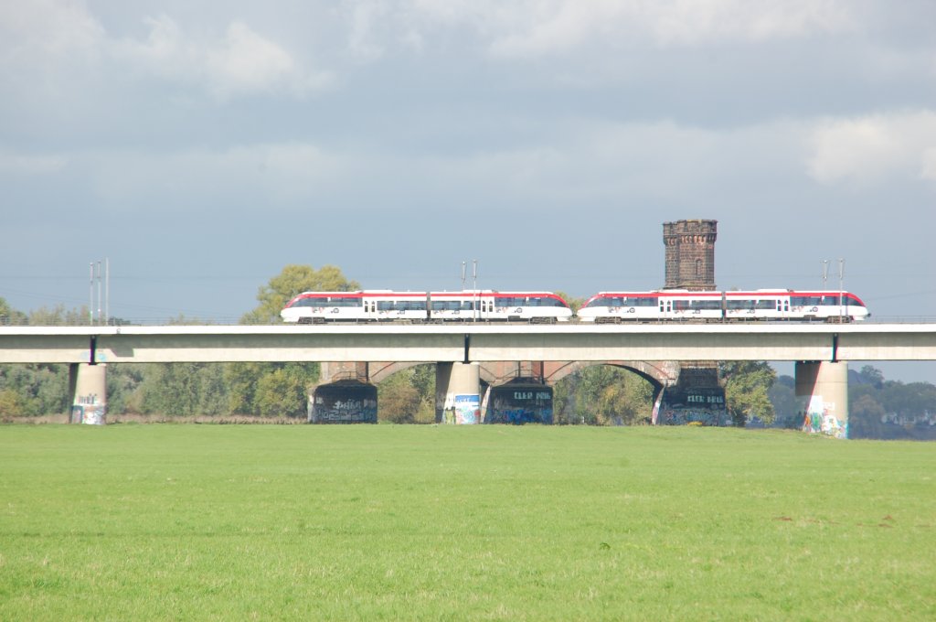  Zwei VT's der Regiobahn Kaarst-Mettmann auf der Rheinbr�cke zwischen Neuss und D�sseldorf.