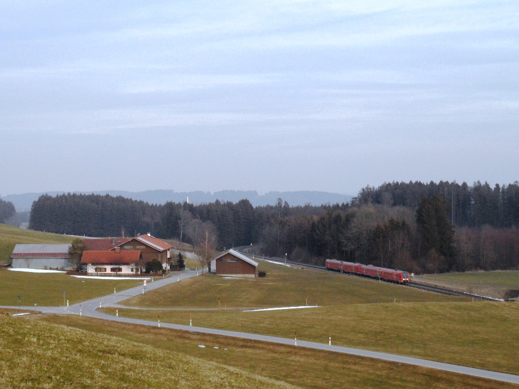 Zwei  Wackeldackel  der Baureihe 612 als RE 3192 Augsburg - Lindau und 3892 Augsburg - Oberstdorf am nrdlichen Einfahrtvorsignal von Gnzach (KBS 970). 07.03.2012