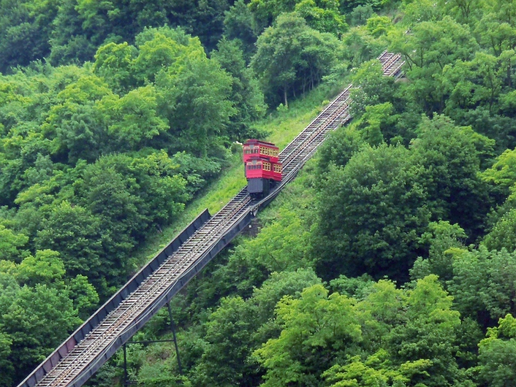 Zwei Wagen begegnen sich auf der Duquesne Incline (Pittsburg, PA, 8.6.09). 