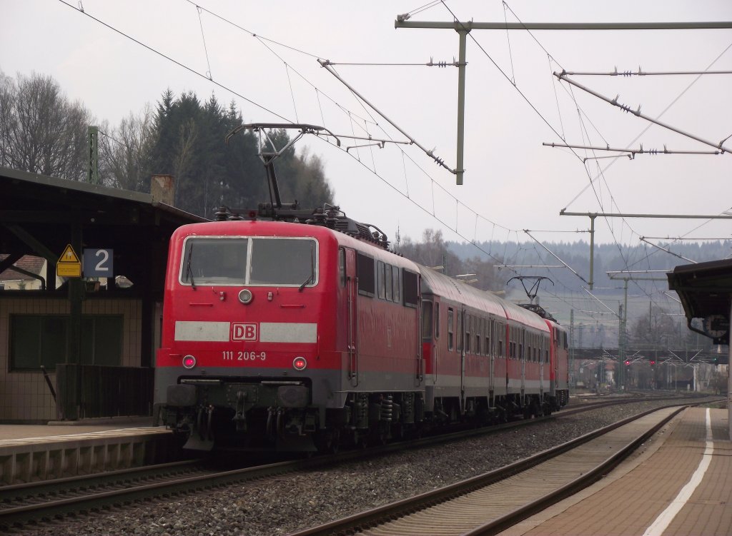Zwei Wagen - Zwei Loks: 111 206-9 und 111 221-8 stehen am 4. April 2012 mit einer Regionalbahn nach Ludwigsstadt im Bahnhof Kronach.