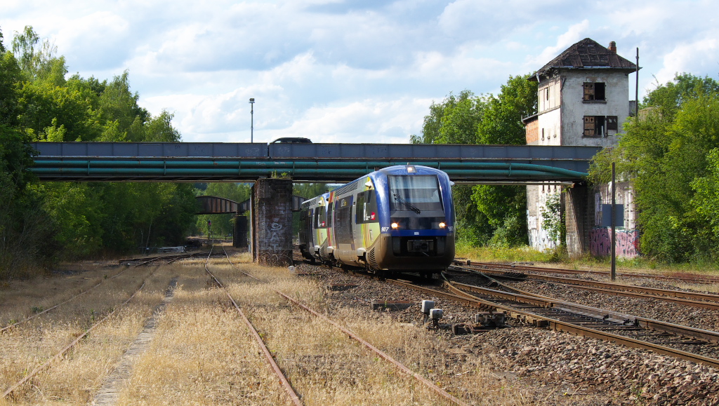 Zwei Wale auf dem Weg nach Strasbourg.

Die beiden  Baleine Bleu  ( X 73907 + X 73909) haben pnktlich um 17.42 Uhr Saargemnd (Sarreguemines) verlassen und erscheinen nicht ganz 1 Minute spter vor Rmelfing.

08.07.2011 Strecke Saargemnd - Kalhausen - Straburg