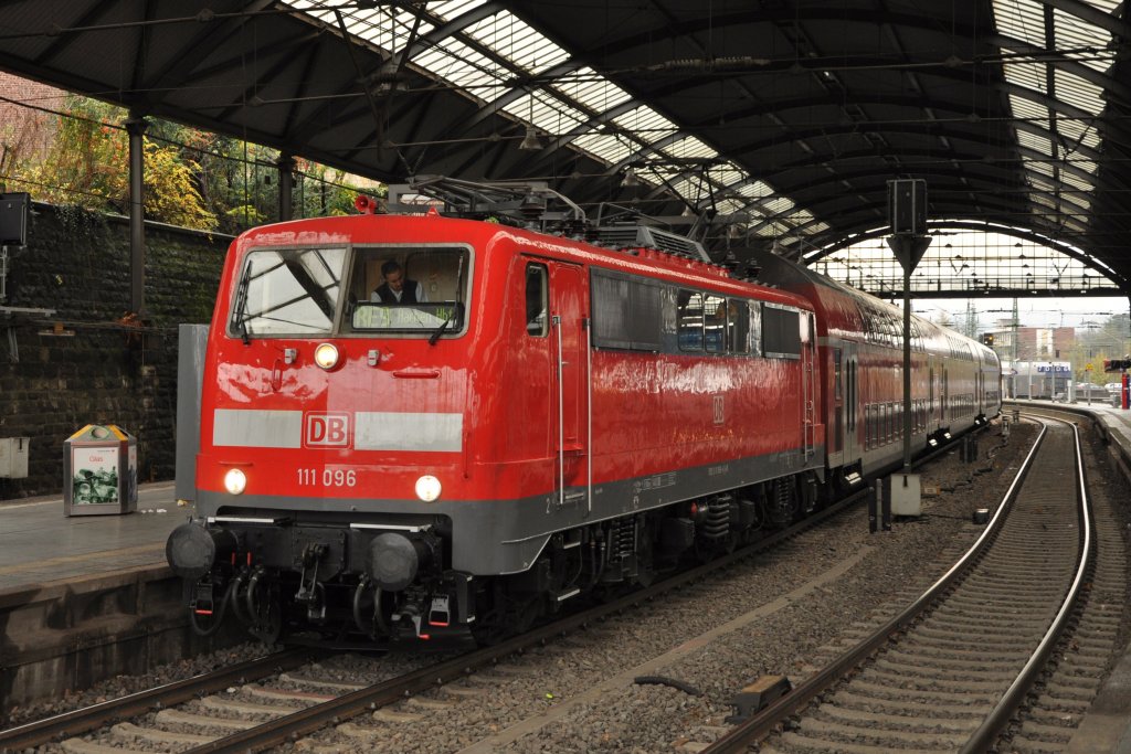 Zwei Wochen vor Einsatzende auf dem RSX steht 111 096 am 24.11.2012 im Aachener Hbf. Die Lok hat offenbar vor kurzem einen Neulack bekommen. Heute fahren auf der Relation Aachen-Siegen hauptschlich Talent-2-Triebwagen.
