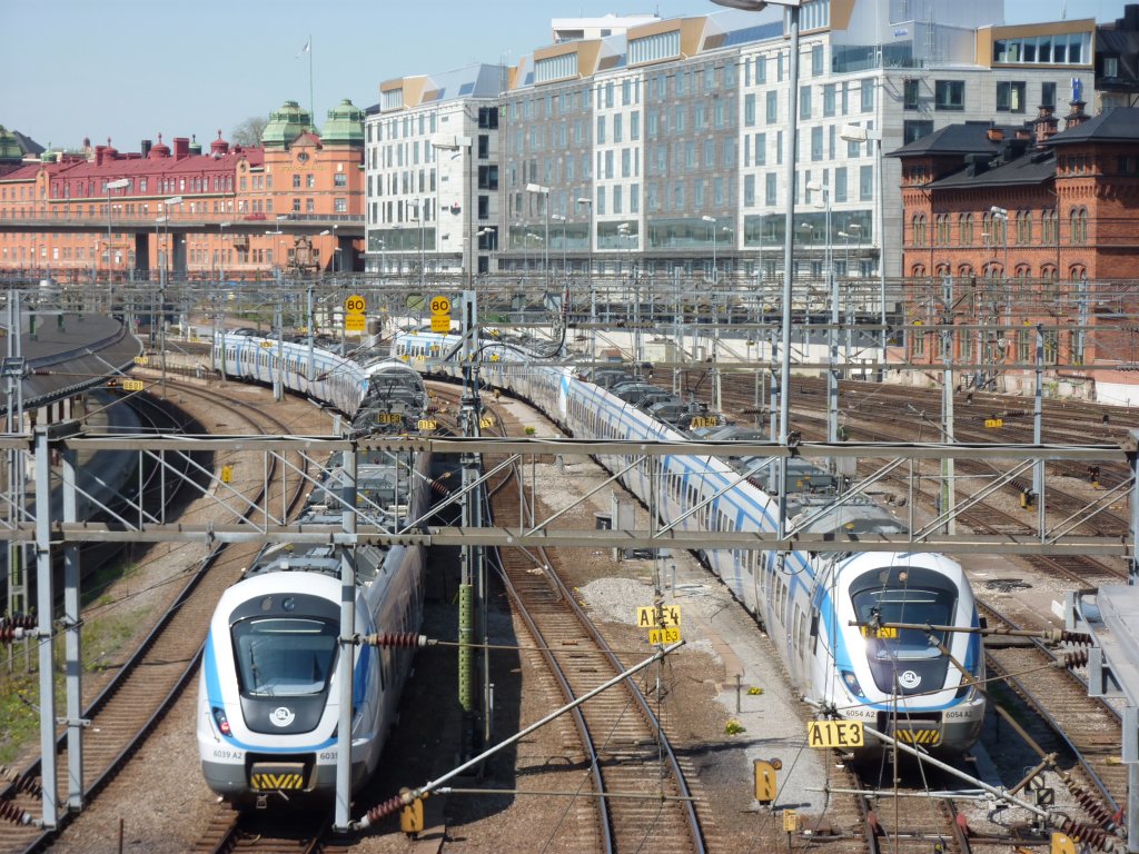 Zwei X60 Pendelzug Z�ge am 15.5.2010 im Gleisvorfeld von Stockholm Centralstation.