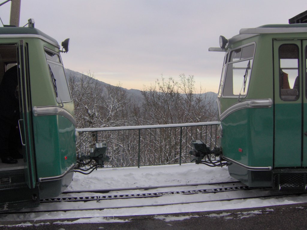 Zwei Zahnradtriebwagen der Drachenfelsbahn,die sich bei der Bergstation getroffen haben.