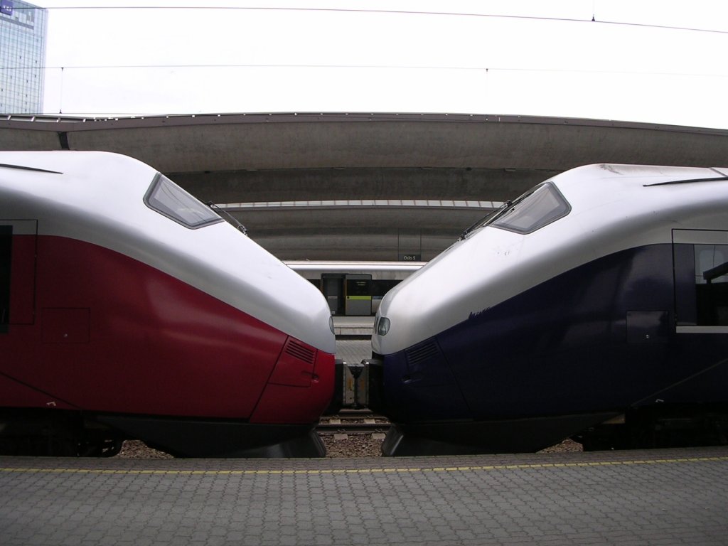 Zwei Zge der Baureihe 73  kssen  sich im Hauptbahnhof von Oslo, 22.08.2005