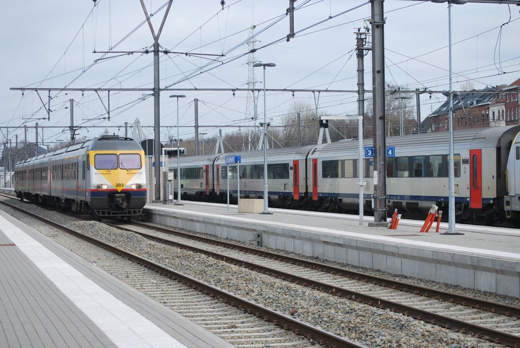 Zwei Z�ge im Bhf Welkenraedt : Links (Gleis 5): L-Zug nach Spa (AM 80  break  Nr 393); rechts (Gleis 6): IC A nach Eupen (I11-Wagen): 27. Februar 2012.