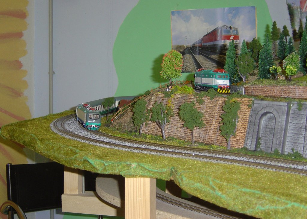 Zwei Zge der italienischen Staatsbahnen umfahren gerade den Wald nahe dem Weingut. Die Fahrgste im unteren Zug knnen einen Blick auf die Kellergasse werfen