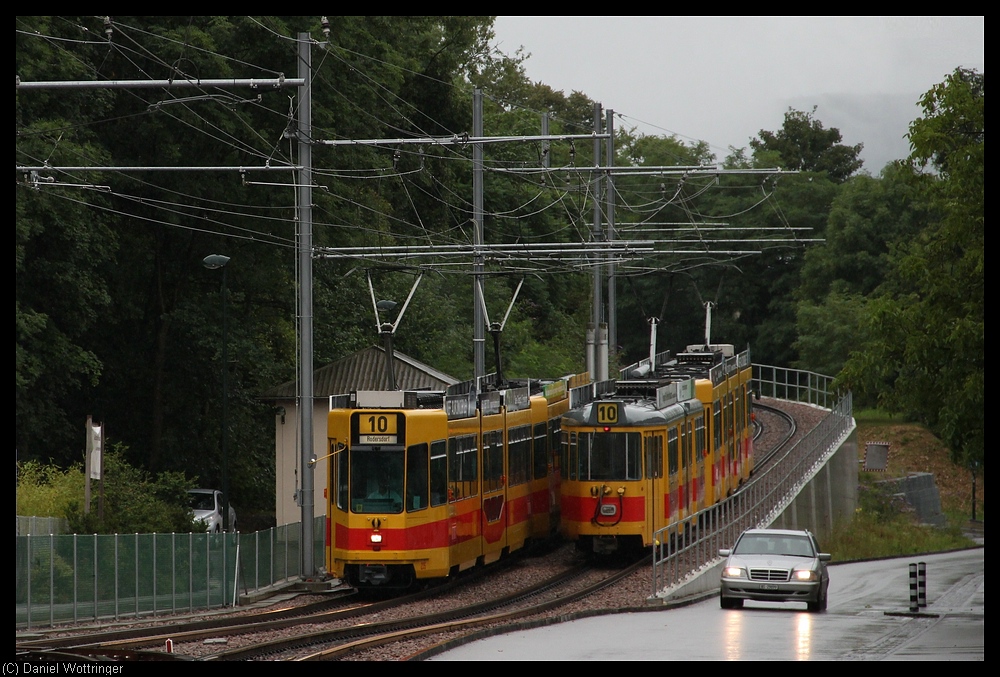 Zwei Zge der Linie 10, bestehend aus je einem Be 4/8  Snfte  fhrend und einem Be 4/6 gefhrt, treffen sich am 16. August 2010 zwischen Mnchenstein Dorf und dem Hp Brown Boverie.