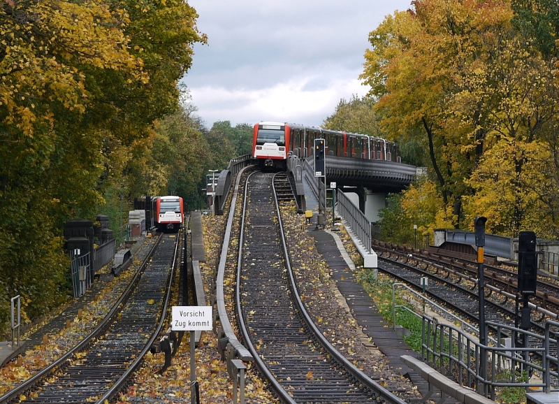 Zwei Zge der Linie U3, fotografiert von der Station Eppendorfer Baum. Links vom, in der Mitte zum Bahnhof Kellinghusenstrae. Rechts im Bild die Gleise der Linie U1. 24.10.2010
