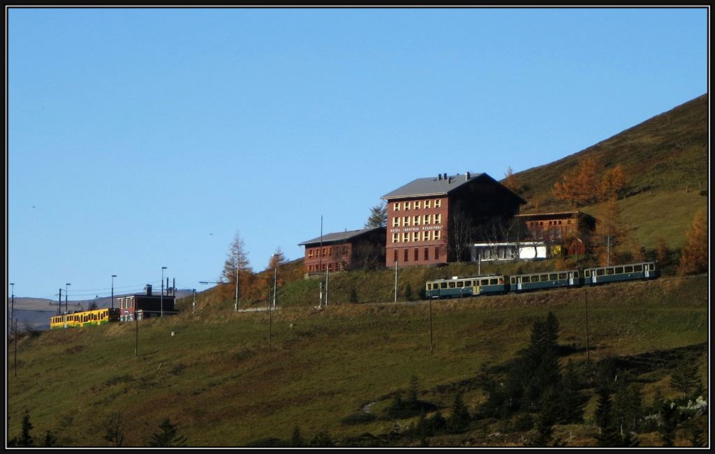Zwei Zge der WAB kreuzen sich in Wengernalp. (23.10.2012)