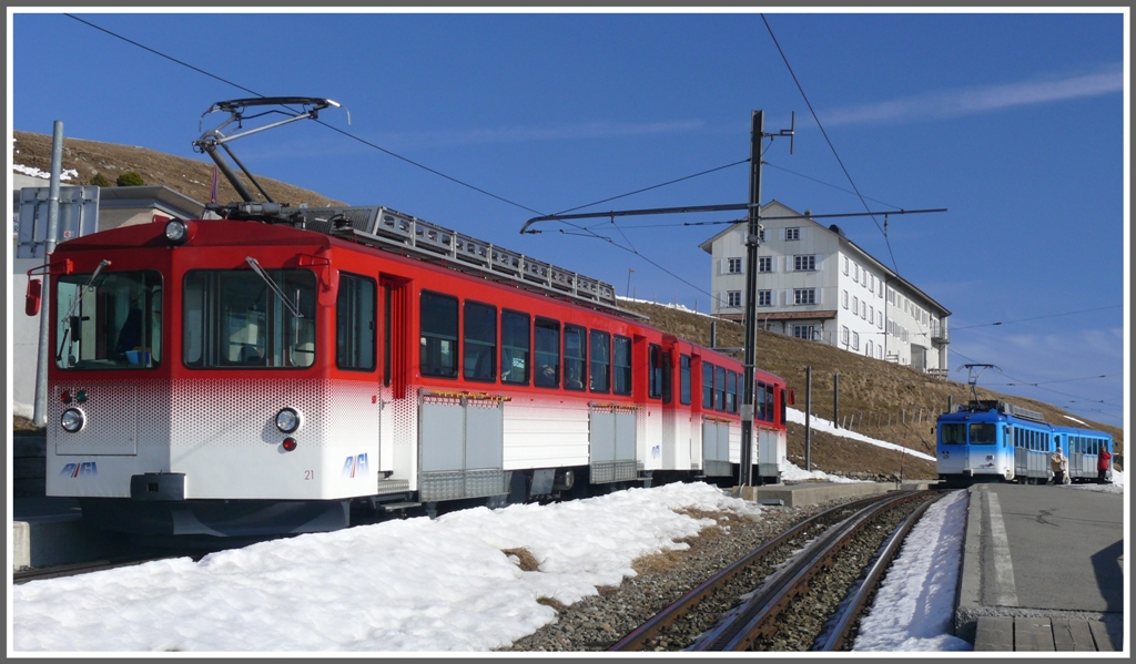 Zwei Zger der Rigibahnen auf Rigi Kulm, vorne der Zug aus Vitznau, dahinter der Blaue aus Arth-Goldau. (14.02.2011)