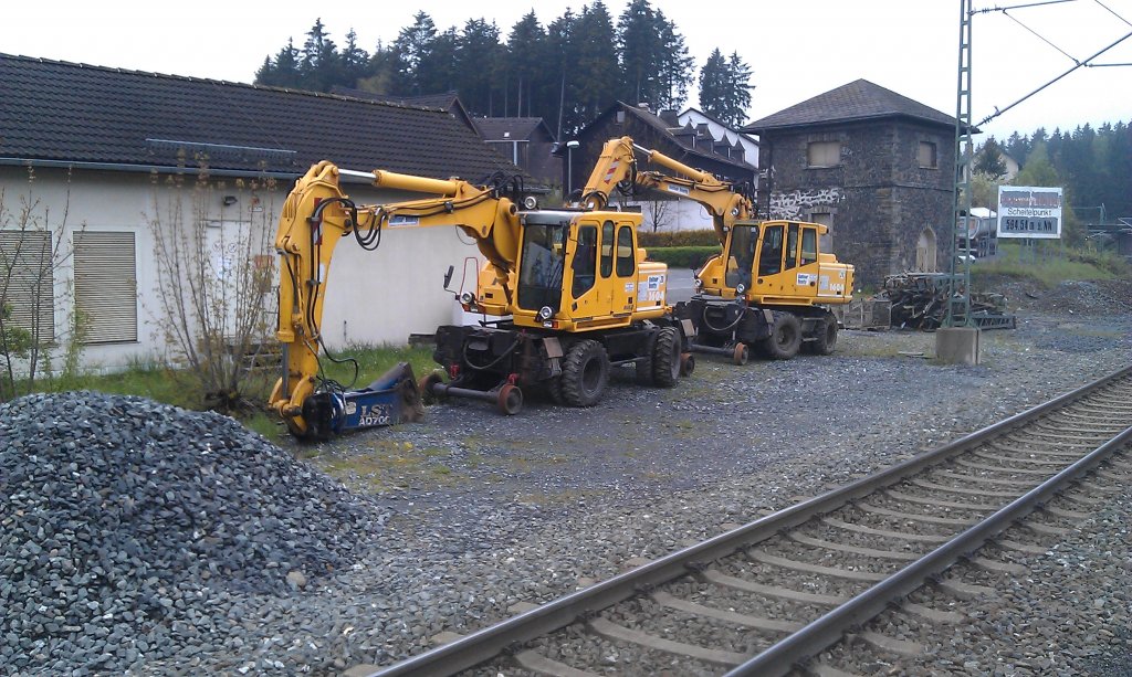 Zwei Zweiwegebagger von Balfour Beatty Rail GmbH stehen am 06.05.2012 im Bahnhof Steinbach am Wald. 