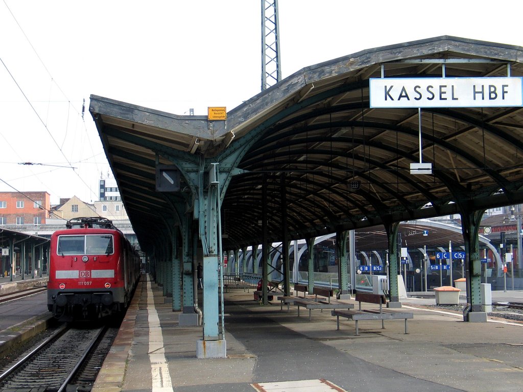 Zweifellos Kassel Hbf, gerade eingefahren die 111 097 mit dem RE aus Frankfurt/Main.