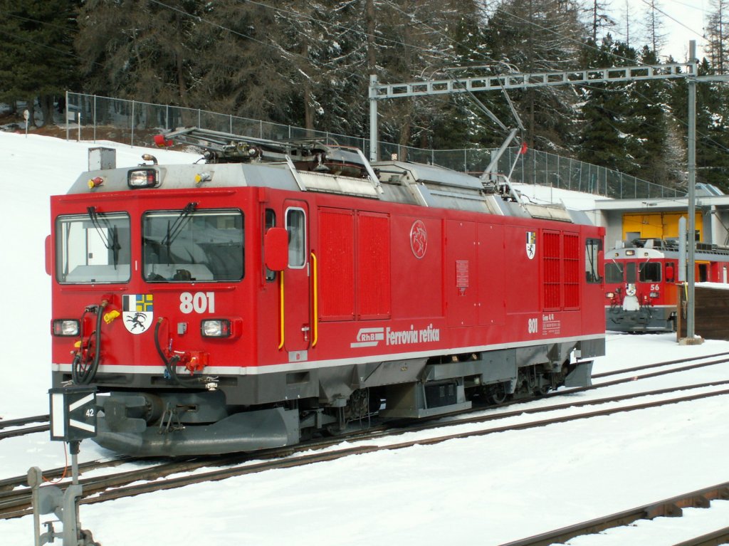 Zweikraftlok Gem 4/4 801 vor dem Depot in Pontresina.28.03.10