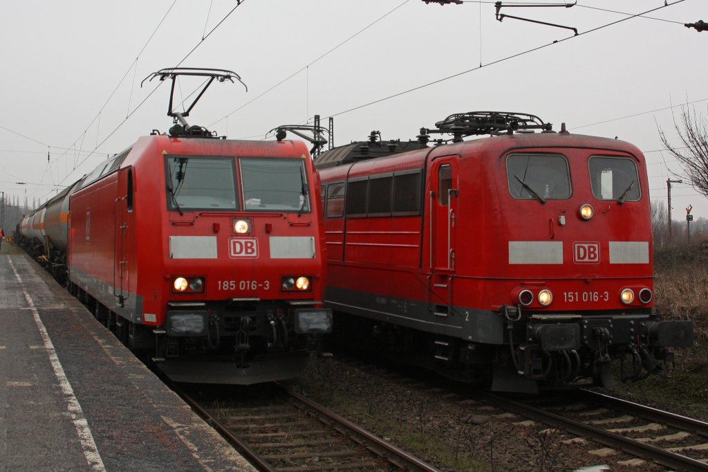 Zweimal die 016-3 auf einem Bild! Weil sich an einem Wagen,der hinter 151 016-3 hing ein Metallteil gelsst hatte berhollt 185 016-3 mit einem gemischten Gterzug.Aufgenommen am 5.3.11 in Duisburg-Wedau.
