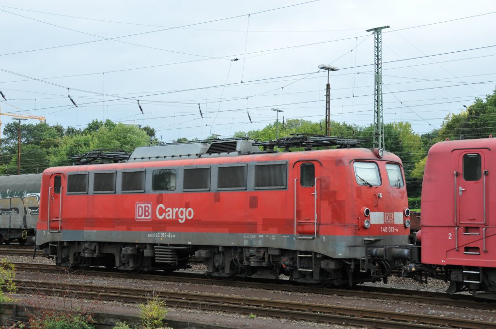 Zweimal 140 013-4, und doch ein Unterschied : whrend die Frontseite (1) mit Doppellampen versehen ist, hat die Rckseite (2) nur Einfachlampen. Aufgenommen am 09/08/2011 in Aachen-West.