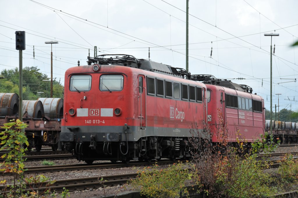 Zweimal 140 013-4, und doch ein Unterschied : whrend die Frontseite (1) mit Doppellampen versehen ist, hat die Rckseite (2) nur Einfachlampen. Aufgenommen am 09/08/2011 in Aachen-West.