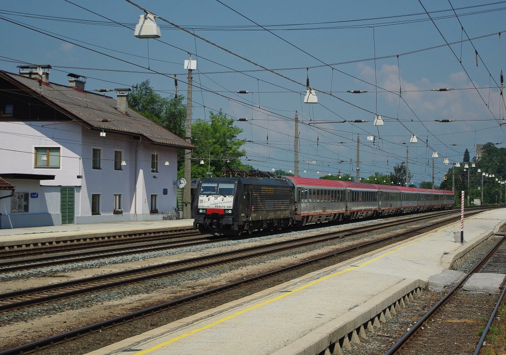 Zweimal an einem Tag gesehen: 189 932 (ES 64 F4-032) hier wieder mit EC in Richtung Sden durch Brixlegg. Aufgenommen am 16.07.2010.