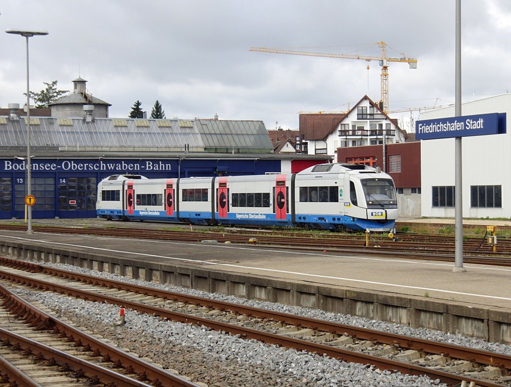 Zweimal BOB in Friedrichshafen. VT 113 der Bayerischen Oberlandbahn am 09.10.2011 vor den Hallentoren der Bodensee-Oberschwaben-Bahn.