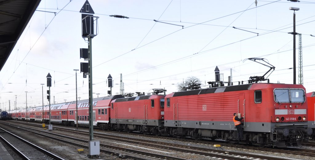 Zweimal BR 143 mit �berf�hrungszug aus Dresden zum DB-Werk Cottbus; Bf. Cottbus, 18.02.12