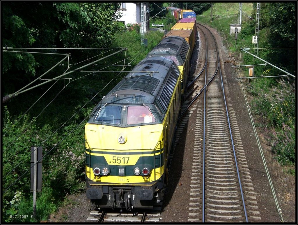 Zweimal Dieselpower pur. Die belgischen 55´er mit ihren unvergleichlichen Sound 
erklimmen die letzen Meter der Steilrampe hinauf nach Montzen Gare(B).
Aufgenommen im Sommer 2007 von der Br�cke aus, unweit vom Gemmenicher Tunnel (D).