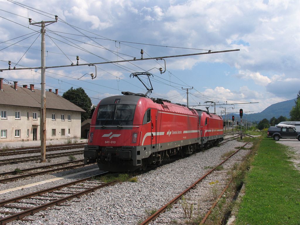 Zweimal ein Taurus (541-013 und 541-03) mit einem Lokzug in die Richtung Ljubljana auf Bahnhof Lesce Bled am 9-8-2010.