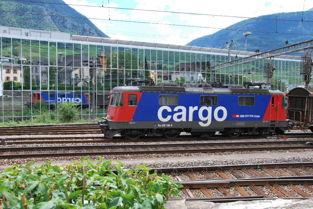 Zweimal die gleiche Lokomotive: Re 420 168-9 war am 27. Juli 2010 abgestellt im Bahnhofsareal von Sierre und spiegelt sich in einem Gebude.